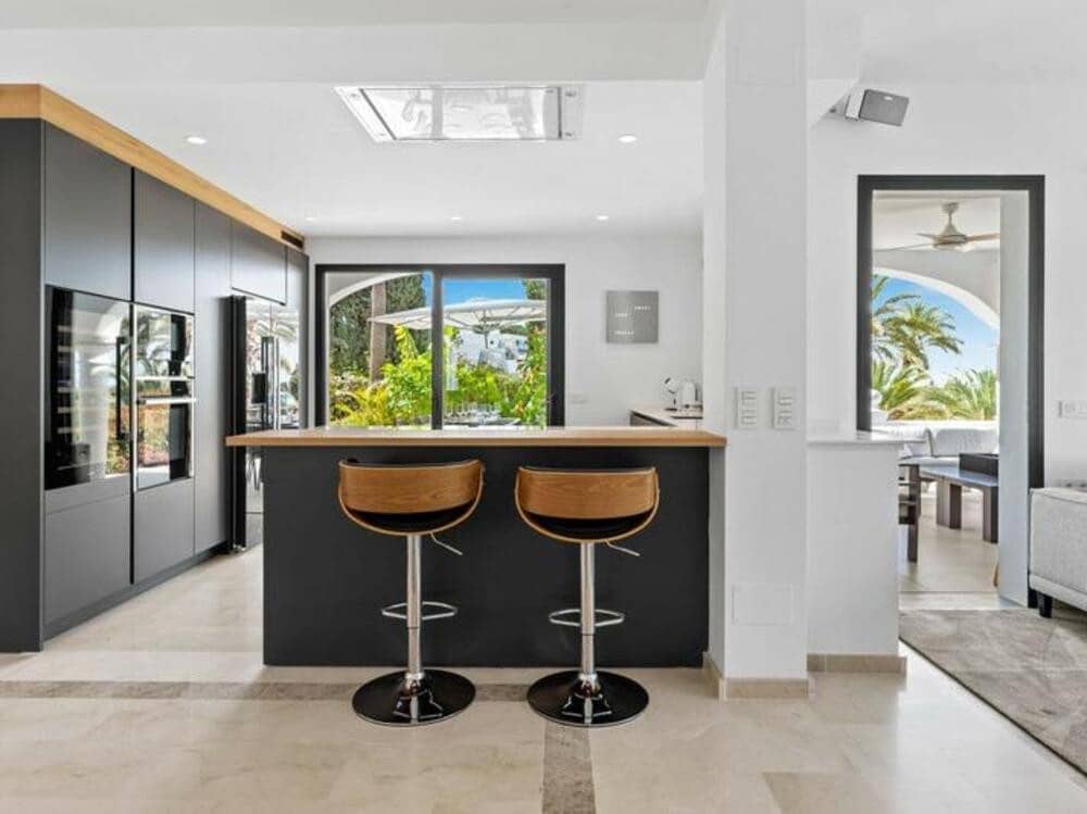 6 sypialnia Willa do wynajęcia w El Paraiso z basenem garażem - 11 995 € (Ref: 8755024)