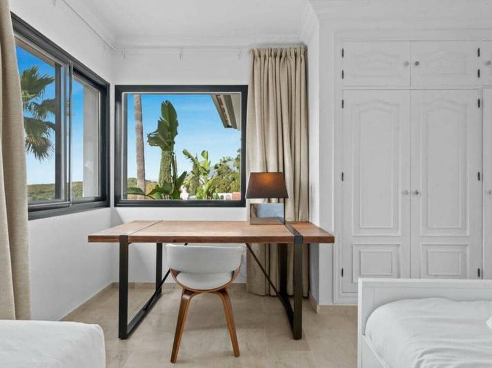 6 sypialnia Willa do wynajęcia w El Paraiso z basenem garażem - 11 995 € (Ref: 8755024)