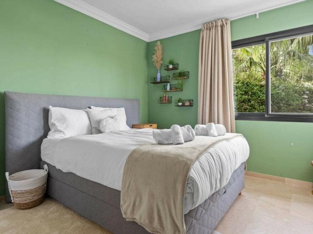 6 sypialnia Willa do wynajęcia w El Paraiso z basenem garażem - 11 995 € (Ref: 8755024)