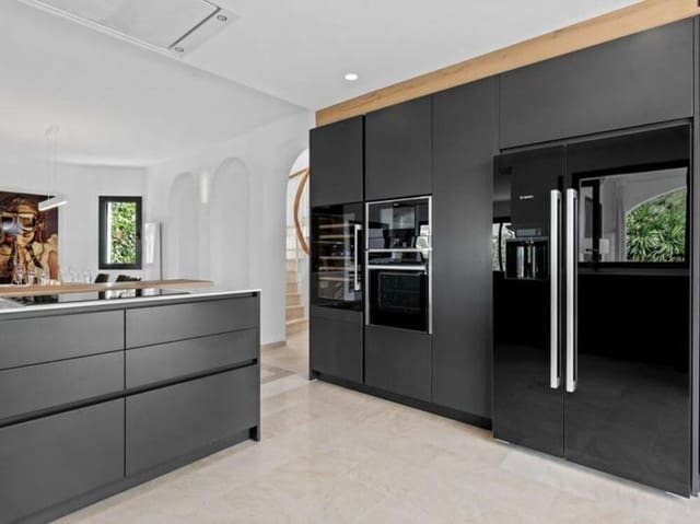 6 bedroom Villa for rent in El Paraiso, Estepona with pool garage - € 11,995 (Ref: 8755024)