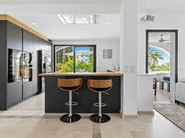 6 bedroom Villa for rent in El Paraiso, Estepona with pool garage - € 11,995 (Ref: 8755024)