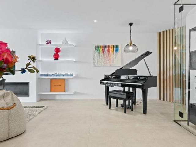 6 bedroom Villa for rent in El Paraiso, Estepona with pool garage - € 11,995 (Ref: 8755024)