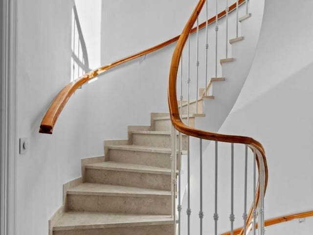 6 bedroom Villa for rent in El Paraiso, Estepona with pool garage - € 11,995 (Ref: 8755024)