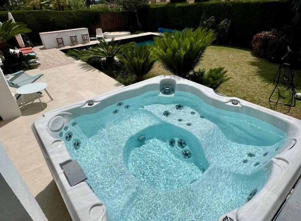 6 sypialnia Willa do wynajęcia w El Paraiso z basenem garażem - 11 995 € (Ref: 8755024)