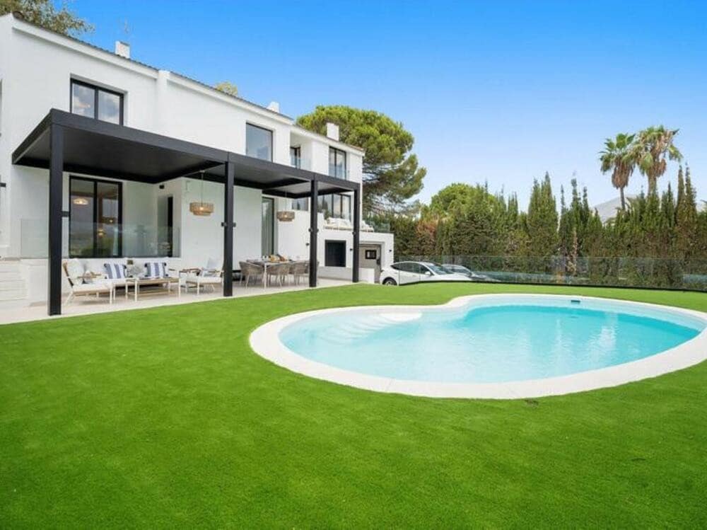 5 Zimmer Villa zu vermieten in Nueva Andalucia mit Pool Garage - 13.000 € (Ref: 8769761)