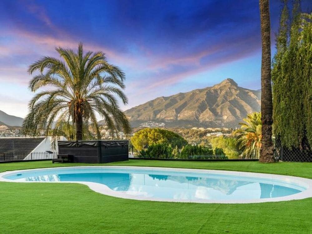 5 Zimmer Villa zu vermieten in Nueva Andalucia mit Pool Garage - 13.000 € (Ref: 8769761)