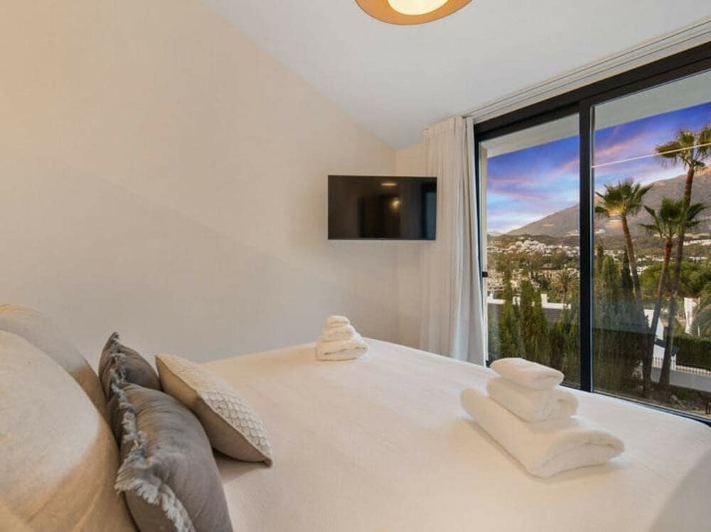 5 Zimmer Villa zu vermieten in Nueva Andalucia mit Pool Garage - 13.000 € (Ref: 8769761)