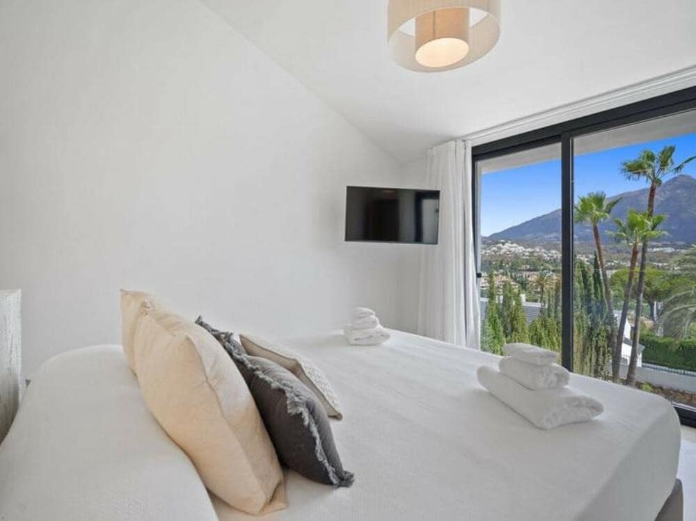 5 Zimmer Villa zu vermieten in Nueva Andalucia mit Pool Garage - 13.000 € (Ref: 8769761)