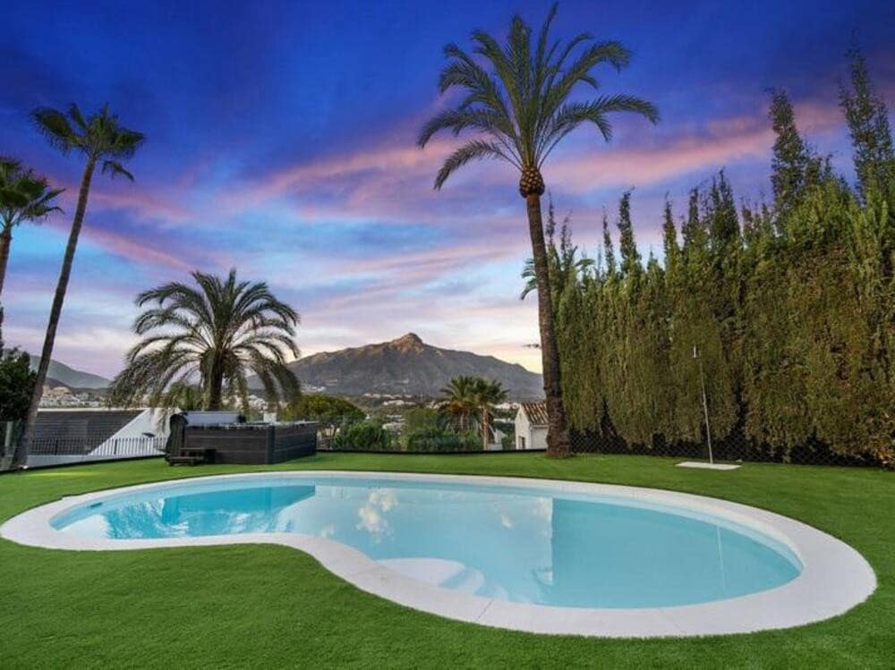 5 Zimmer Villa zu vermieten in Nueva Andalucia mit Pool Garage - 13.000 € (Ref: 8769761)