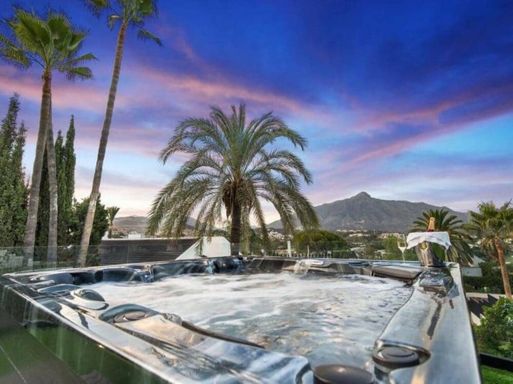 5 Zimmer Villa zu vermieten in Nueva Andalucia mit Pool Garage - 13.000 € (Ref: 8769761)