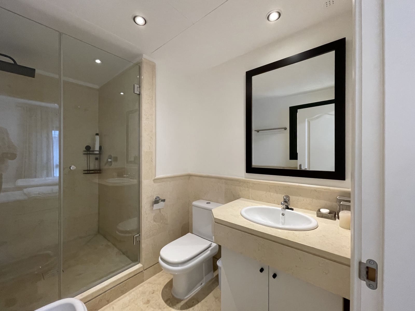 2 Zimmer Apartment zu vermieten in Benahavis mit Pool Garage - 2.300 € (Ref: 8769762)