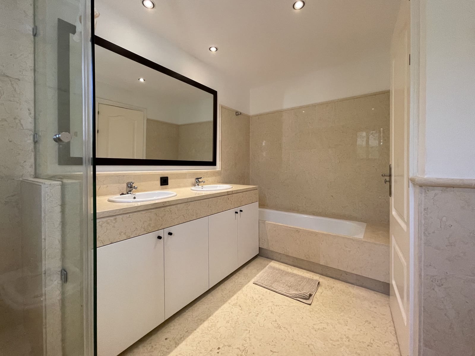 2 Zimmer Apartment zu vermieten in Benahavis mit Pool Garage - 2.300 € (Ref: 8769762)