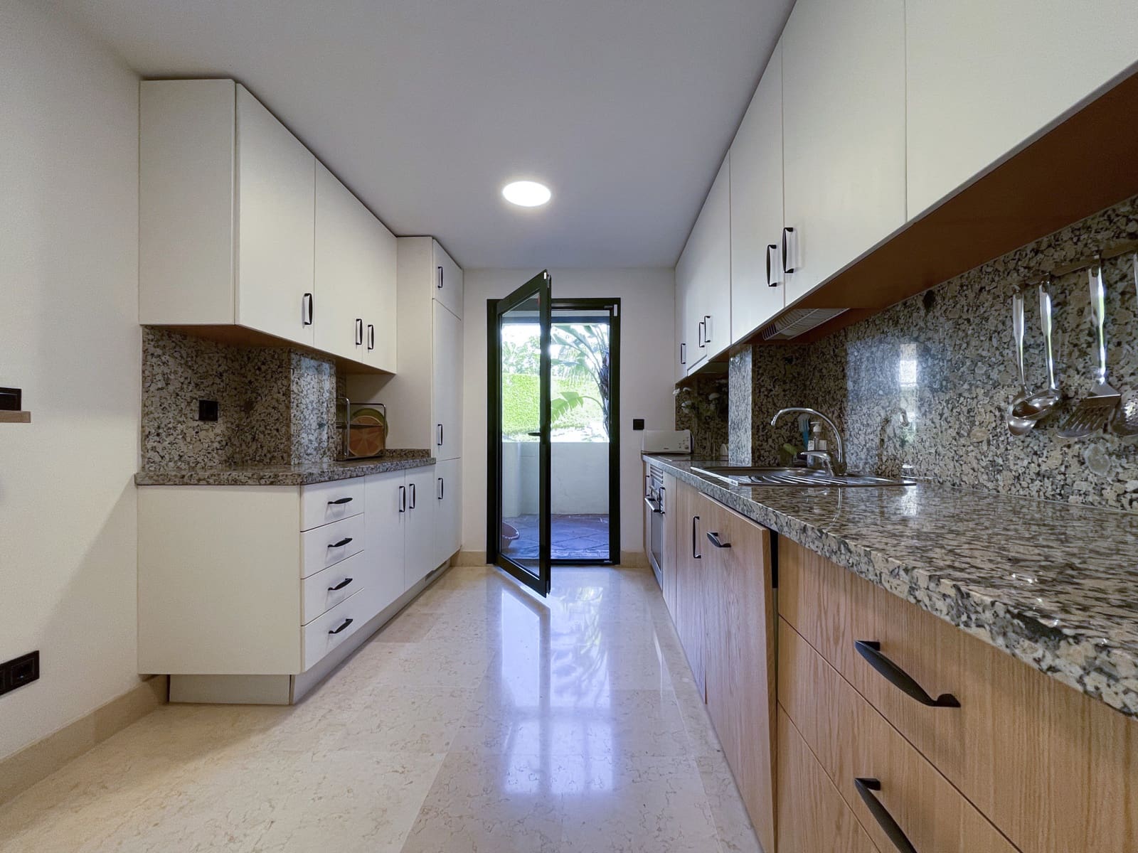 2 Zimmer Apartment zu vermieten in Benahavis mit Pool Garage - 2.300 € (Ref: 8769762)
