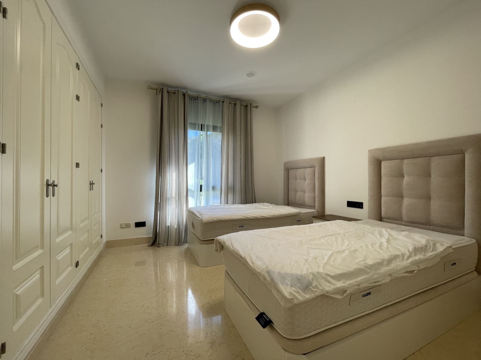 2 Zimmer Apartment zu vermieten in Benahavis mit Pool Garage - 2.300 € (Ref: 8769762)