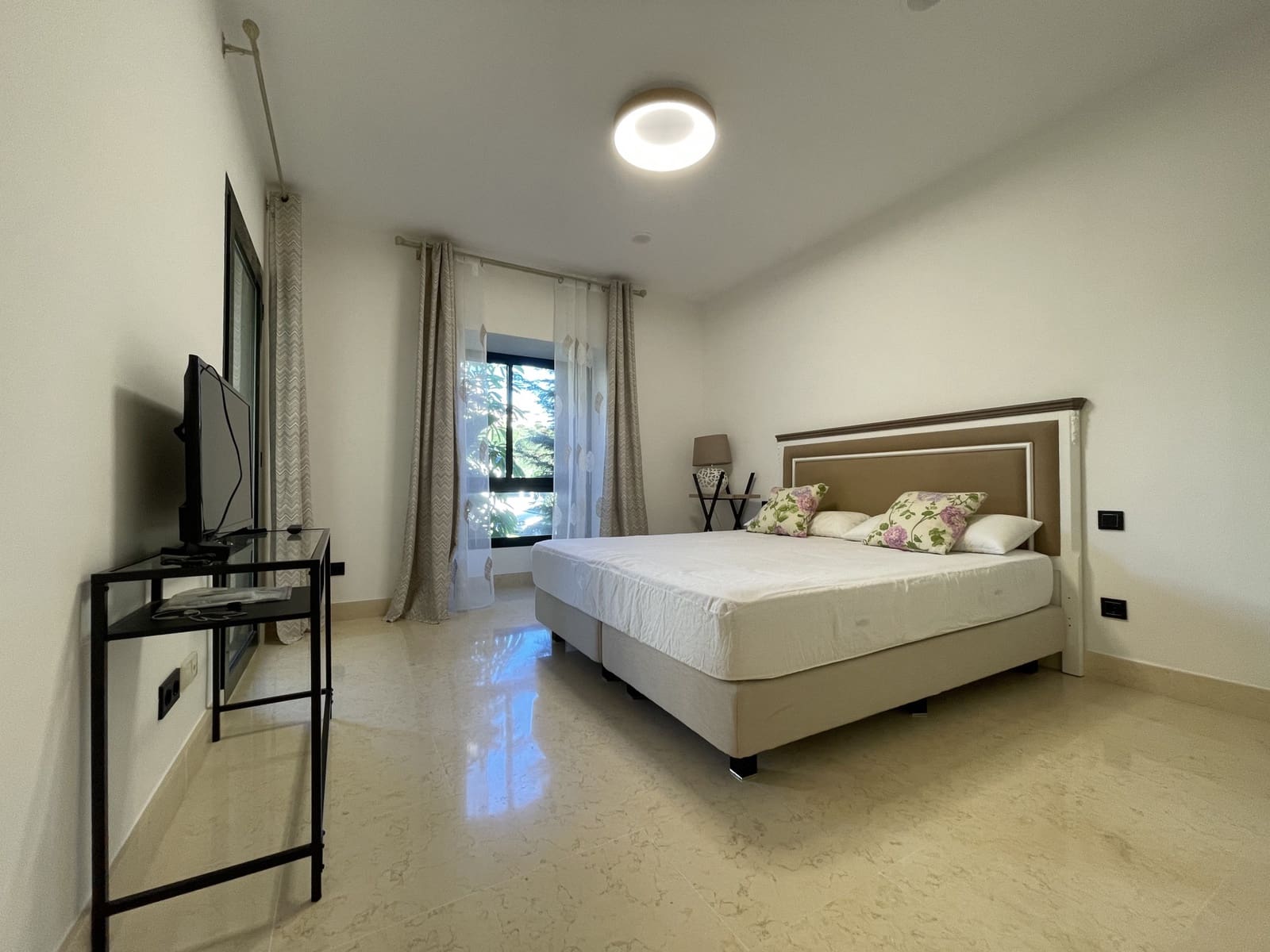 2 Zimmer Apartment zu vermieten in Benahavis mit Pool Garage - 2.300 € (Ref: 8769762)