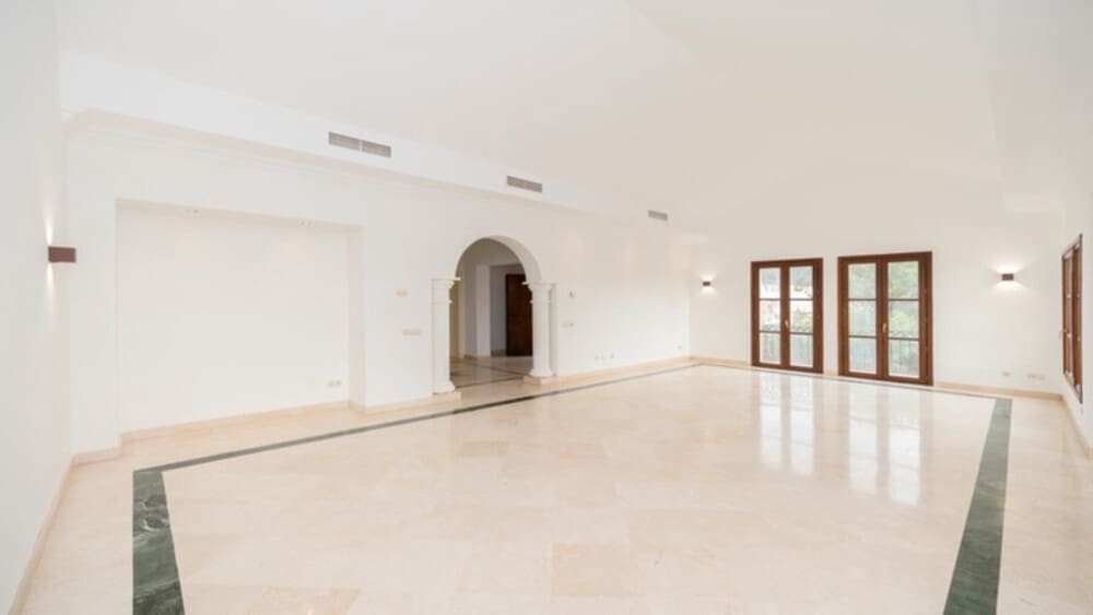 4 sypialnia Willa na sprzedaż w Nueva Andalucia z basenem garażem - 2 365 000 € (Ref: 8772934)