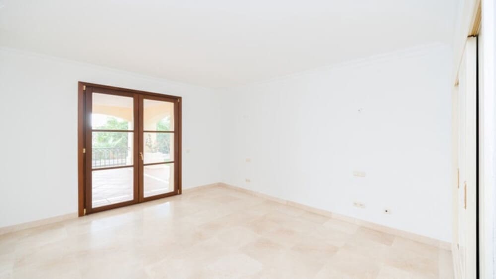 4 sypialnia Willa na sprzedaż w Nueva Andalucia z basenem garażem - 2 365 000 € (Ref: 8772934)