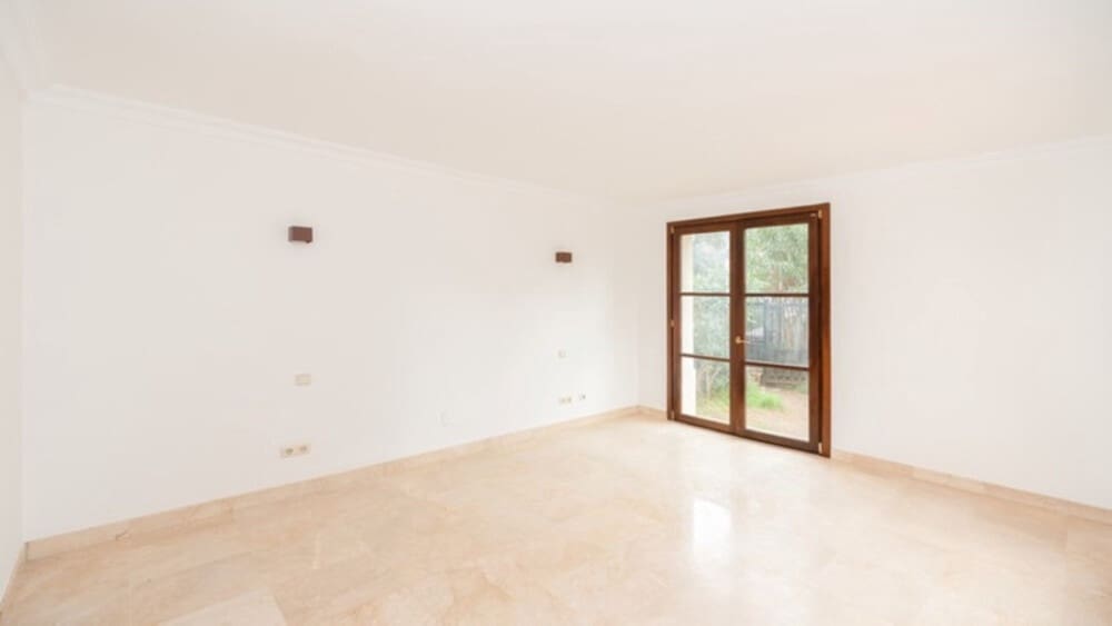 4 sypialnia Willa na sprzedaż w Nueva Andalucia z basenem garażem - 2 365 000 € (Ref: 8772934)