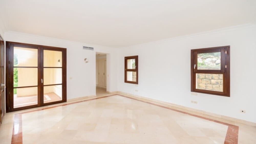 4 sypialnia Willa na sprzedaż w Nueva Andalucia z basenem garażem - 2 365 000 € (Ref: 8772934)