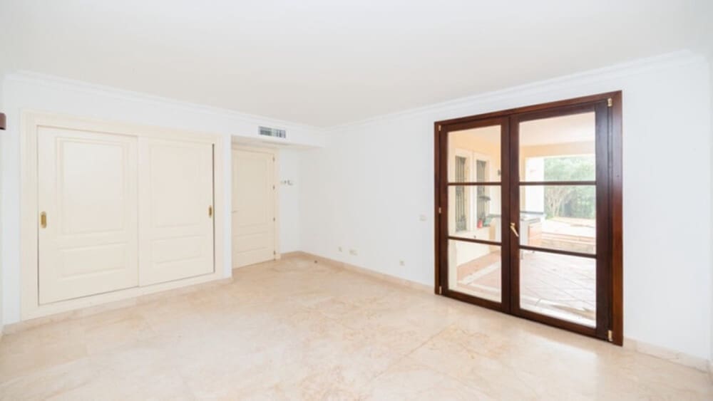 4 sypialnia Willa na sprzedaż w Nueva Andalucia z basenem garażem - 2 365 000 € (Ref: 8772934)