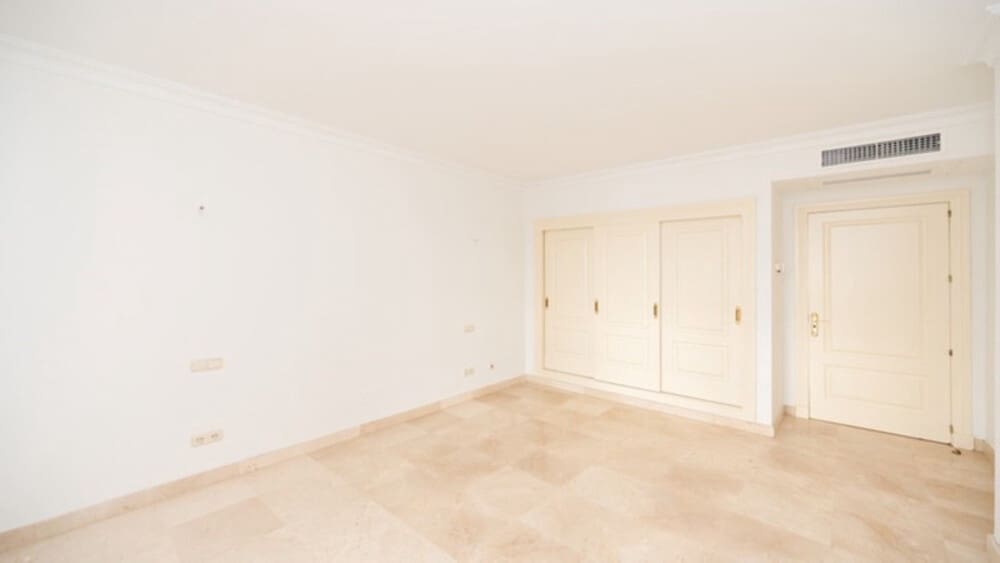 4 sypialnia Willa na sprzedaż w Nueva Andalucia z basenem garażem - 2 365 000 € (Ref: 8772934)