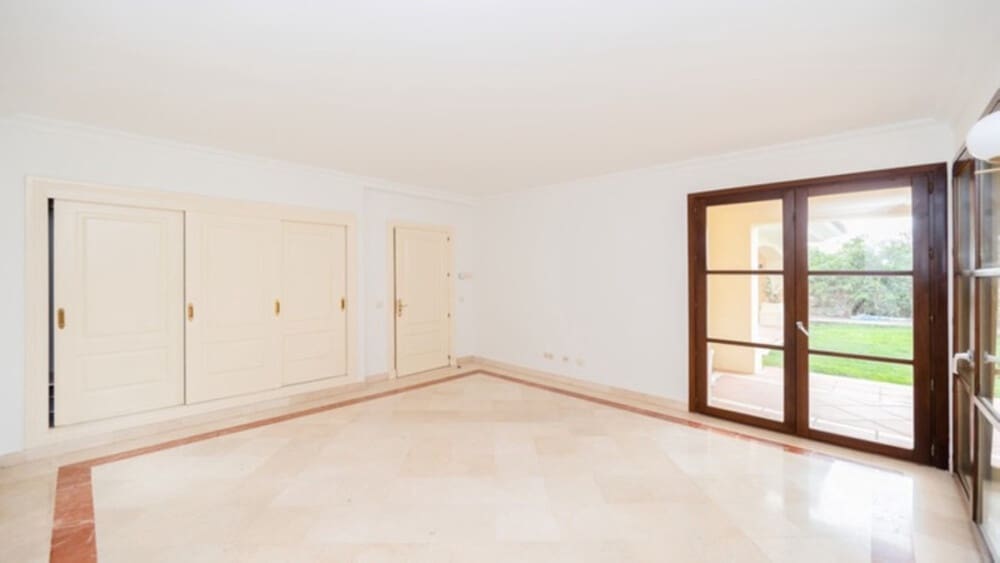 4 sypialnia Willa na sprzedaż w Nueva Andalucia z basenem garażem - 2 365 000 € (Ref: 8772934)