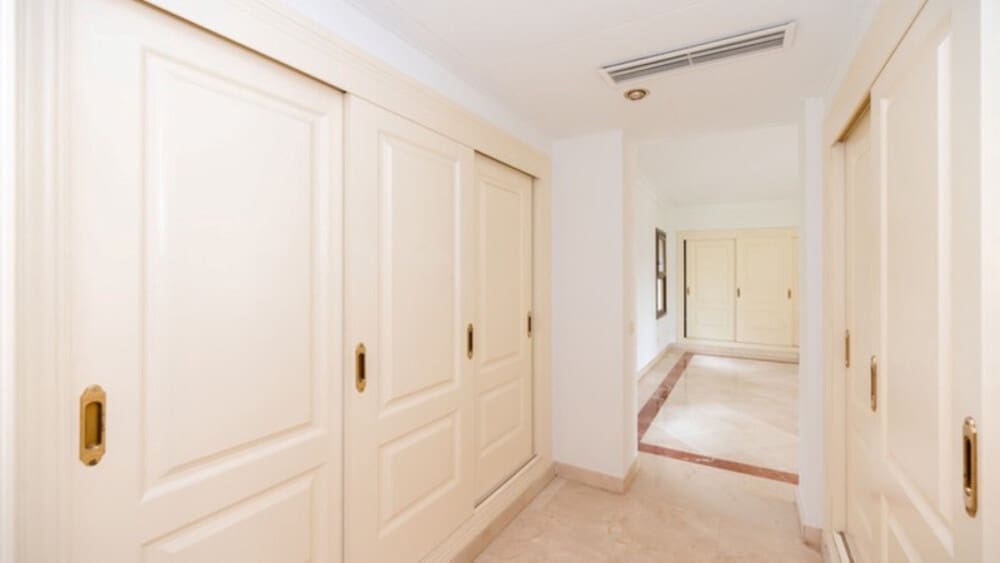 4 sypialnia Willa na sprzedaż w Nueva Andalucia z basenem garażem - 2 365 000 € (Ref: 8772934)