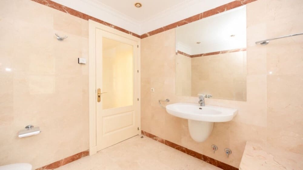 4 sypialnia Willa na sprzedaż w Nueva Andalucia z basenem garażem - 2 365 000 € (Ref: 8772934)