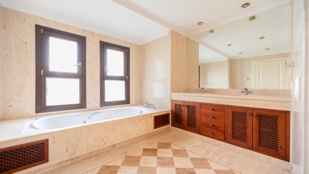 4 sypialnia Willa na sprzedaż w Nueva Andalucia z basenem garażem - 2 365 000 € (Ref: 8772934)