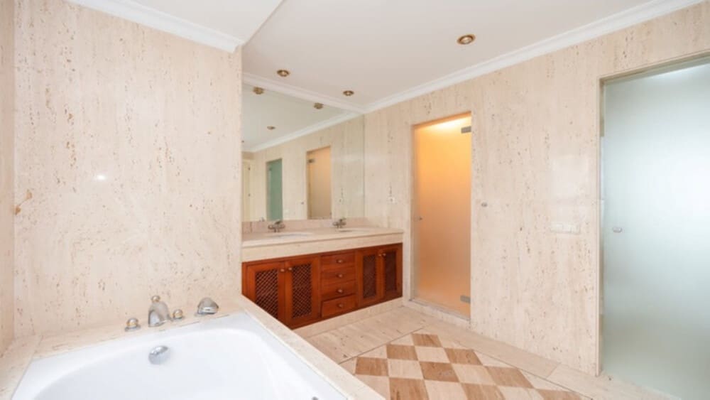 4 sypialnia Willa na sprzedaż w Nueva Andalucia z basenem garażem - 2 365 000 € (Ref: 8772934)