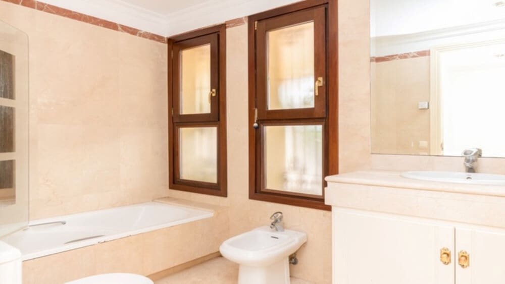 4 sypialnia Willa na sprzedaż w Nueva Andalucia z basenem garażem - 2 365 000 € (Ref: 8772934)