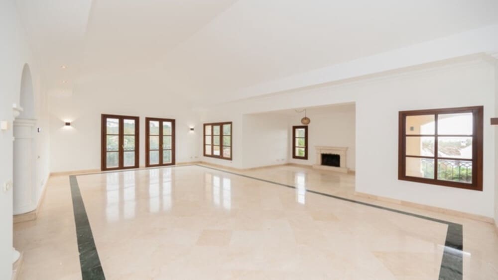 4 sypialnia Willa na sprzedaż w Nueva Andalucia z basenem garażem - 2 365 000 € (Ref: 8772934)