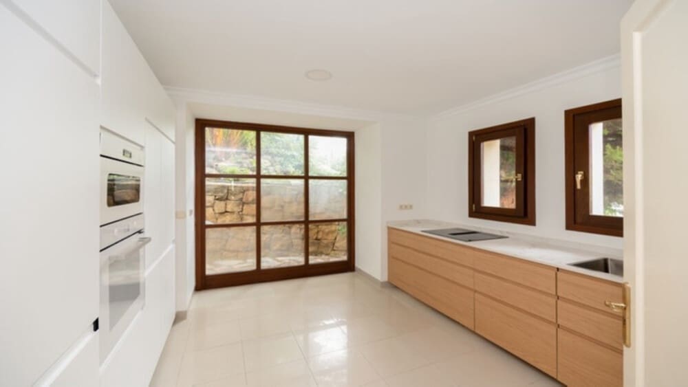 4 sypialnia Willa na sprzedaż w Nueva Andalucia z basenem garażem - 2 365 000 € (Ref: 8772934)