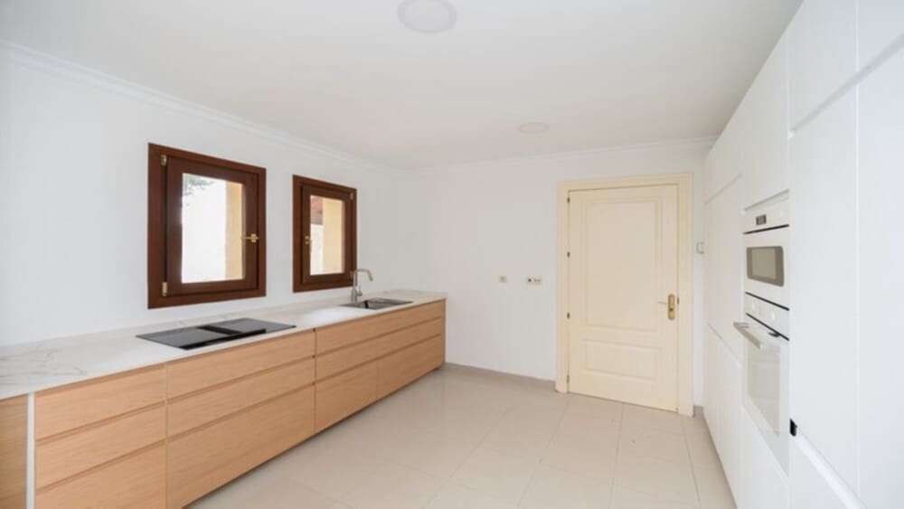 4 sypialnia Willa na sprzedaż w Nueva Andalucia z basenem garażem - 2 365 000 € (Ref: 8772934)