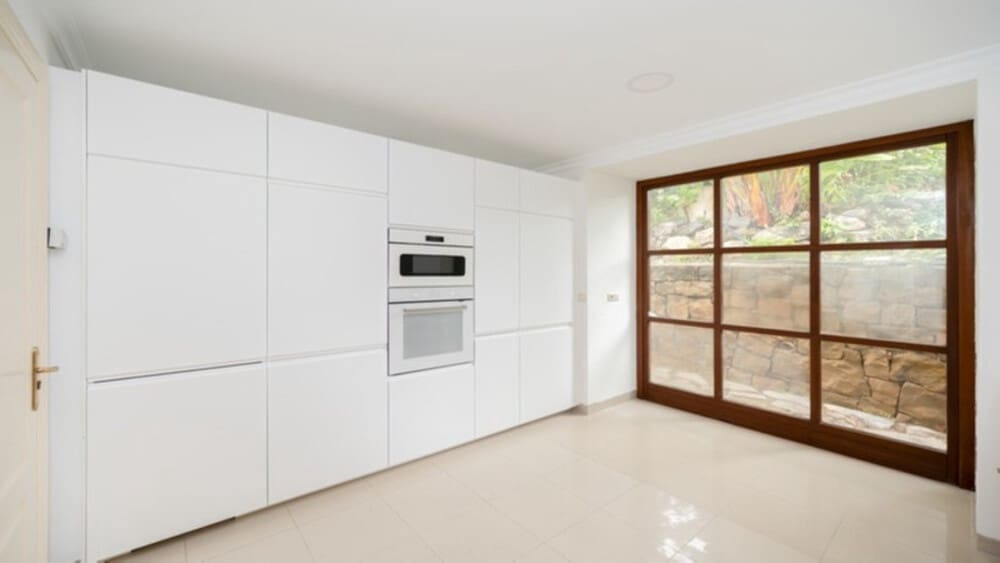 4 sypialnia Willa na sprzedaż w Nueva Andalucia z basenem garażem - 2 365 000 € (Ref: 8772934)