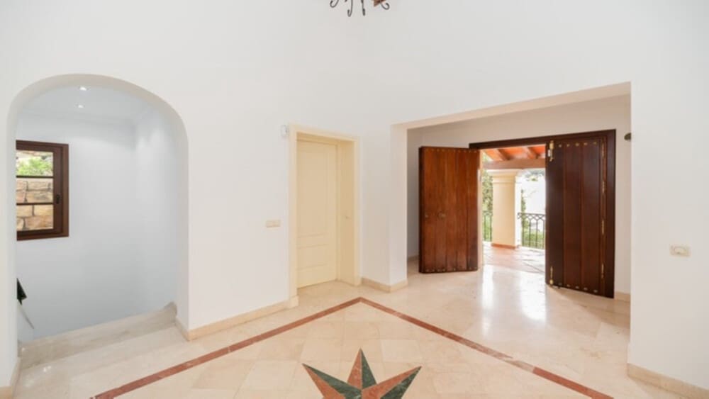 4 sypialnia Willa na sprzedaż w Nueva Andalucia z basenem garażem - 2 365 000 € (Ref: 8772934)