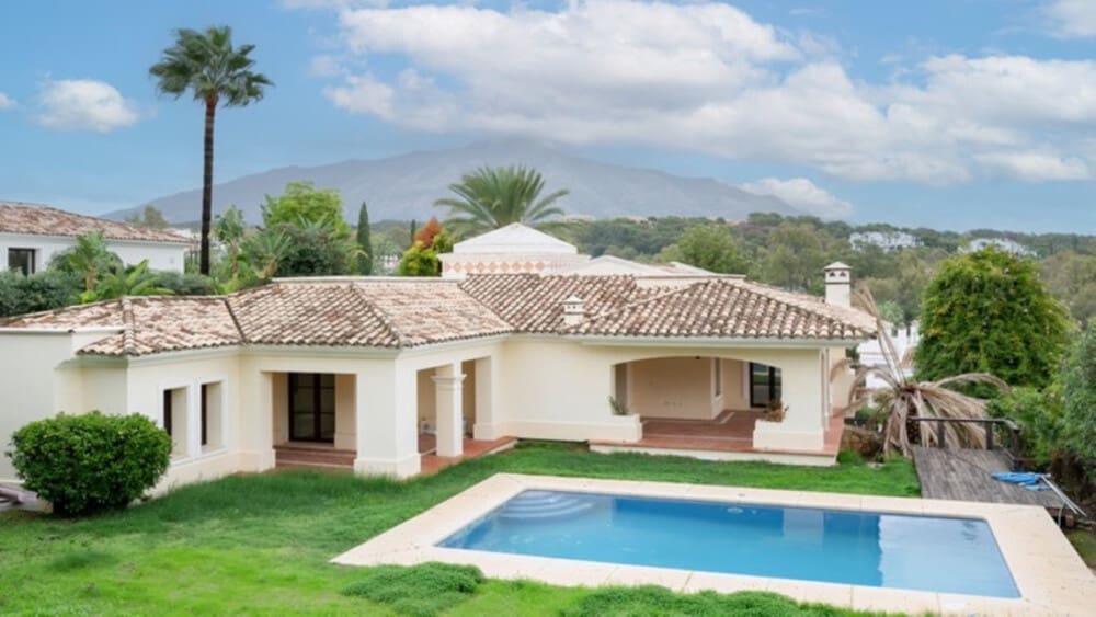 4 sypialnia Willa na sprzedaż w Nueva Andalucia z basenem garażem - 2 365 000 € (Ref: 8772934)