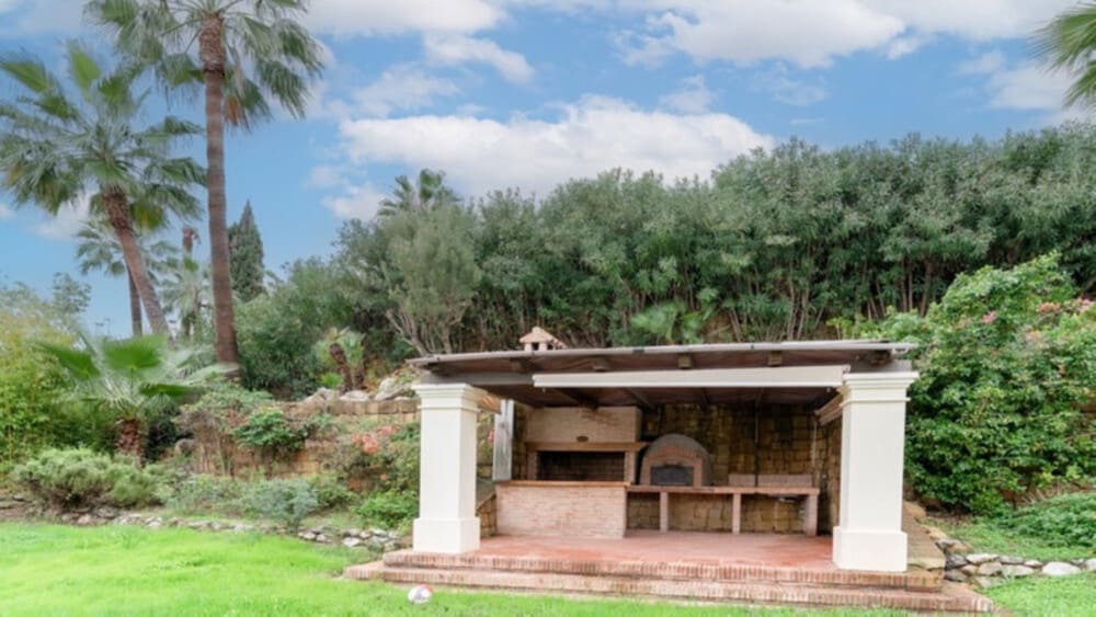 4 sypialnia Willa na sprzedaż w Nueva Andalucia z basenem garażem - 2 365 000 € (Ref: 8772934)