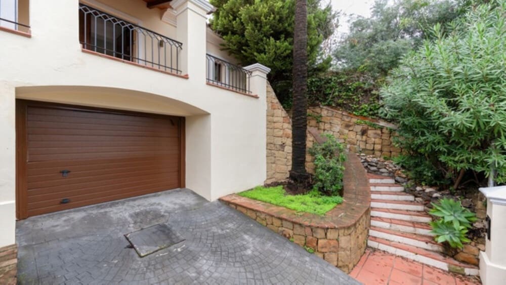 4 sypialnia Willa na sprzedaż w Nueva Andalucia z basenem garażem - 2 365 000 € (Ref: 8772934)