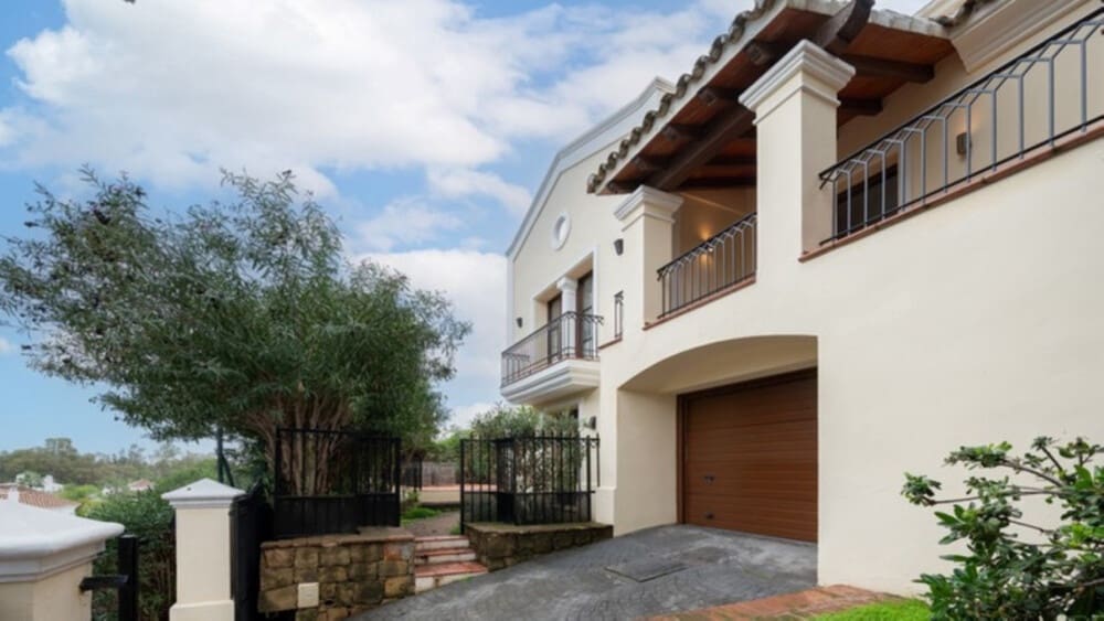 4 sypialnia Willa na sprzedaż w Nueva Andalucia z basenem garażem - 2 365 000 € (Ref: 8772934)