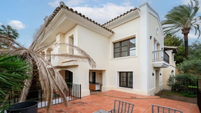 4 sypialnia Willa na sprzedaż w Los Naranjos, Marbella z basenem garażem - 2 365 000 € (Ref: 8772934)