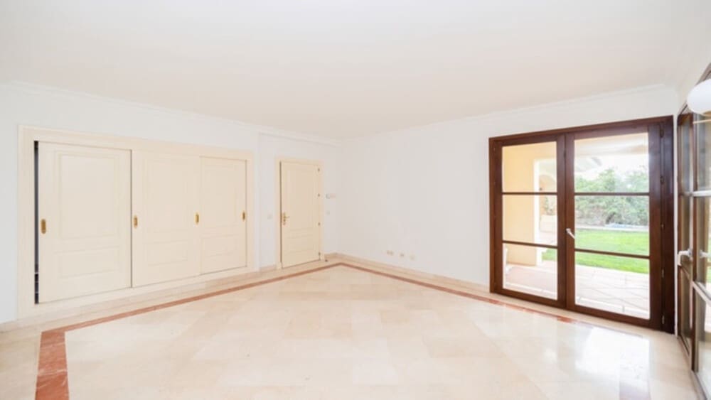 4 bedroom Villa for sale in Nueva Andalucia with pool garage - € 2,365,000 (Ref: 8772934)