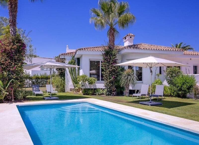 3 Zimmer Villa zu vermieten in Marbella mit Pool Garage - 5.500 € (Ref: 8777668)