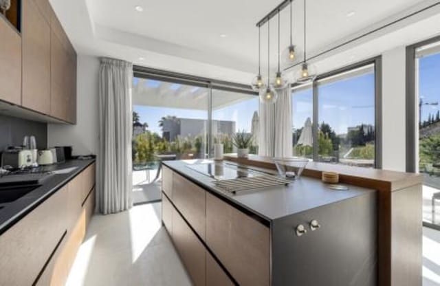 4 soverom Villa til salgs i El Paraíso, Benahavís med svømmebasseng garasje - € 2 695 000 (Ref: 8785815)