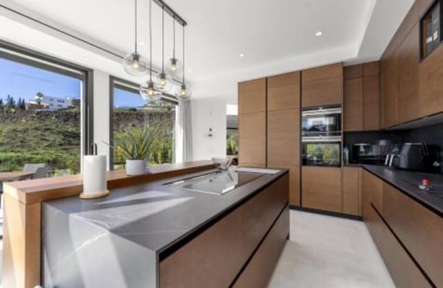4 soverom Villa til salgs i El Paraíso, Benahavís med svømmebasseng garasje - € 2 695 000 (Ref: 8785815)