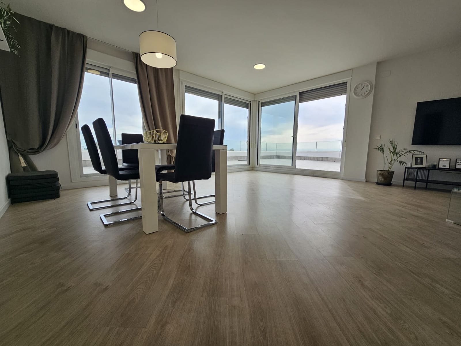 3 soveværelse Penthouse til leje i Marbella med swimmingpool garage - € 3.300 (Ref: 8816888)