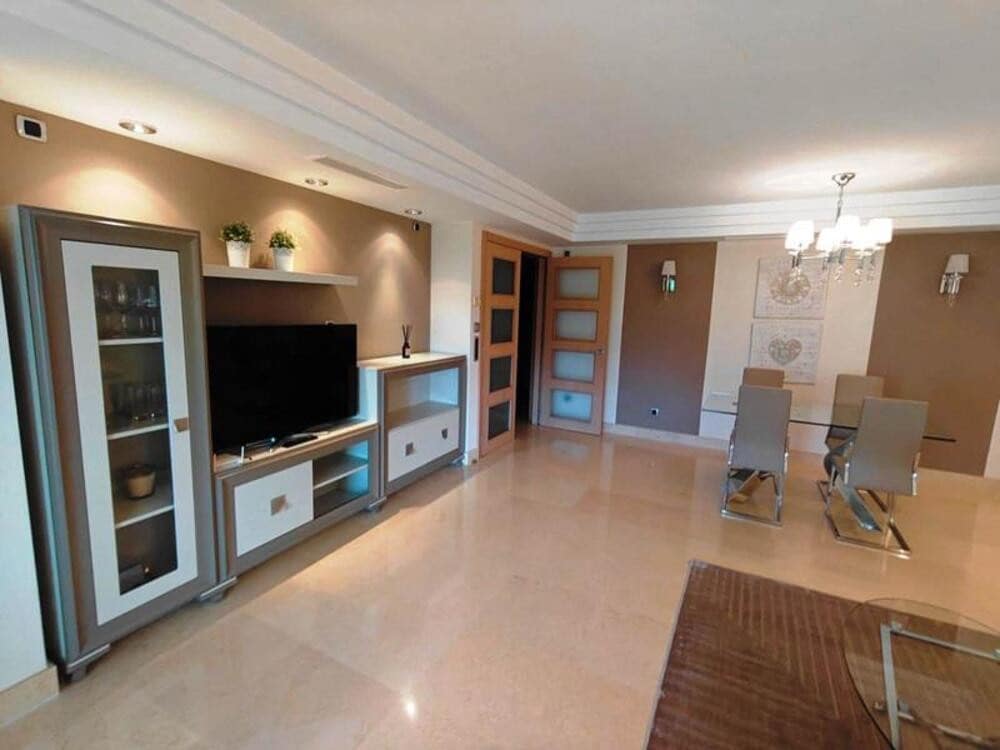 2 sypialnia Apartament do wynajęcia w Marbella z basenem garażem - 3 500 € (Ref: 8824517)