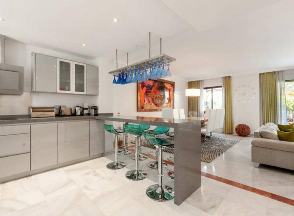 4 soveværelse Byhus til salg i Marbella med swimmingpool garage - € 1.100.000 (Ref: 8838060)