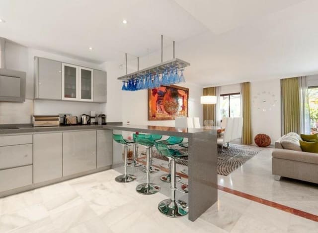 Casa de 4 habitaciones en Lomas De Marbella, Marbella en venta con piscina garaje - 1.100.000 € (Ref: 8838060)