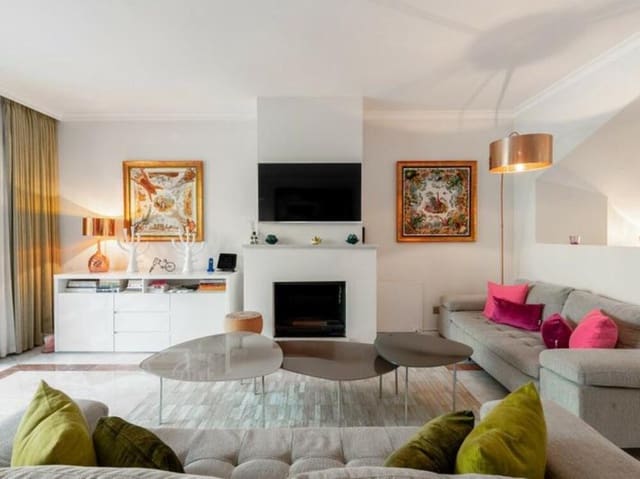 Casa de 4 habitaciones en Lomas De Marbella, Marbella en venta con piscina garaje - 1.100.000 € (Ref: 8838060)